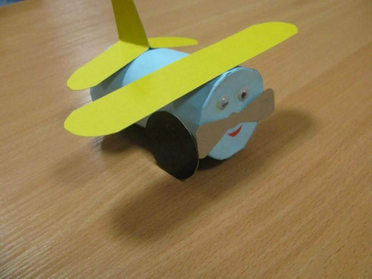 Самолет технология 4 класс. Поделка самолет. Поделка самолет из картона. Детская поделка самолет. Самолет из втулки.