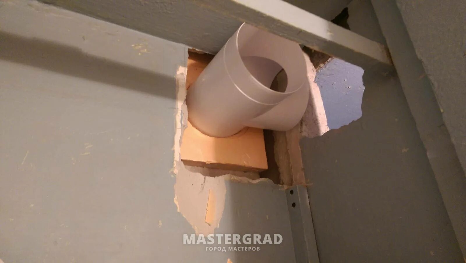 Вытяжка в туалет. Вентилятор для вытяжки в ванной. Запах от вентиляции идет. От соседей снизу идут запахи. Шум от соседей через вентиляцию.