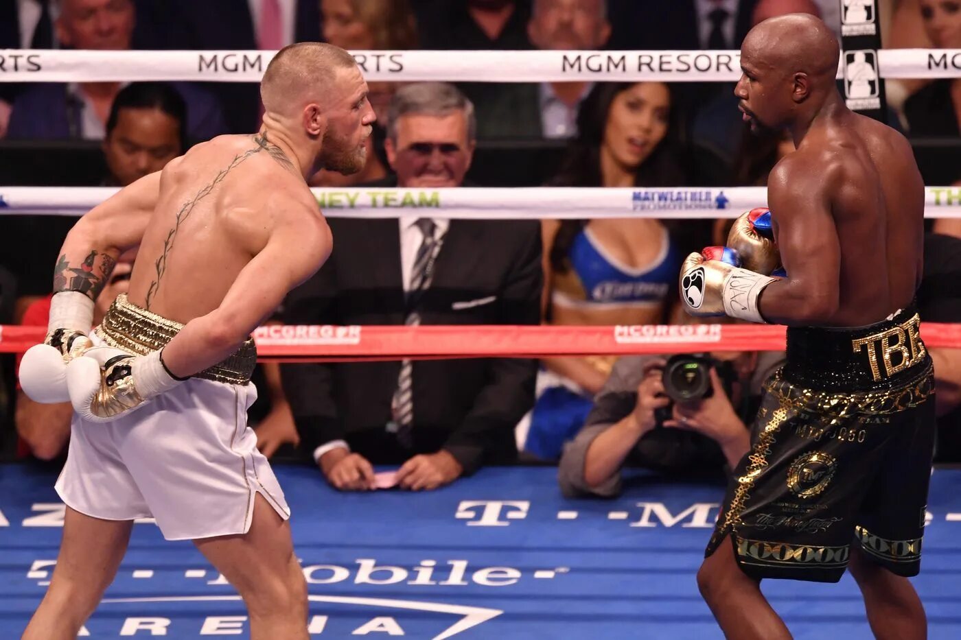 Сколько получил конор за бой с мейвезером. Макгрегор мейвезер. Бой коннор и мейвезер гонорар. Мейвезер коннор бой. Лузер на боксе.