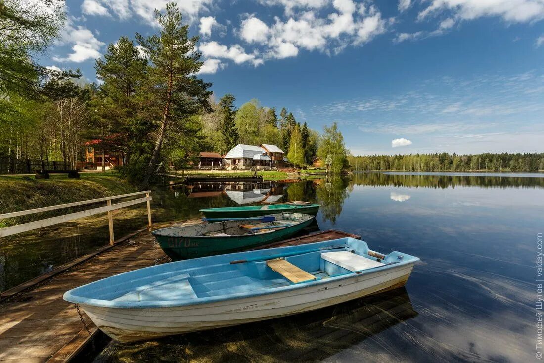 Балашиха база отдыха артиленд. Домик у озера. Кантри-хоум на волге база отдыха. База приют охотника валдай. Турбазы на озере ильмень.