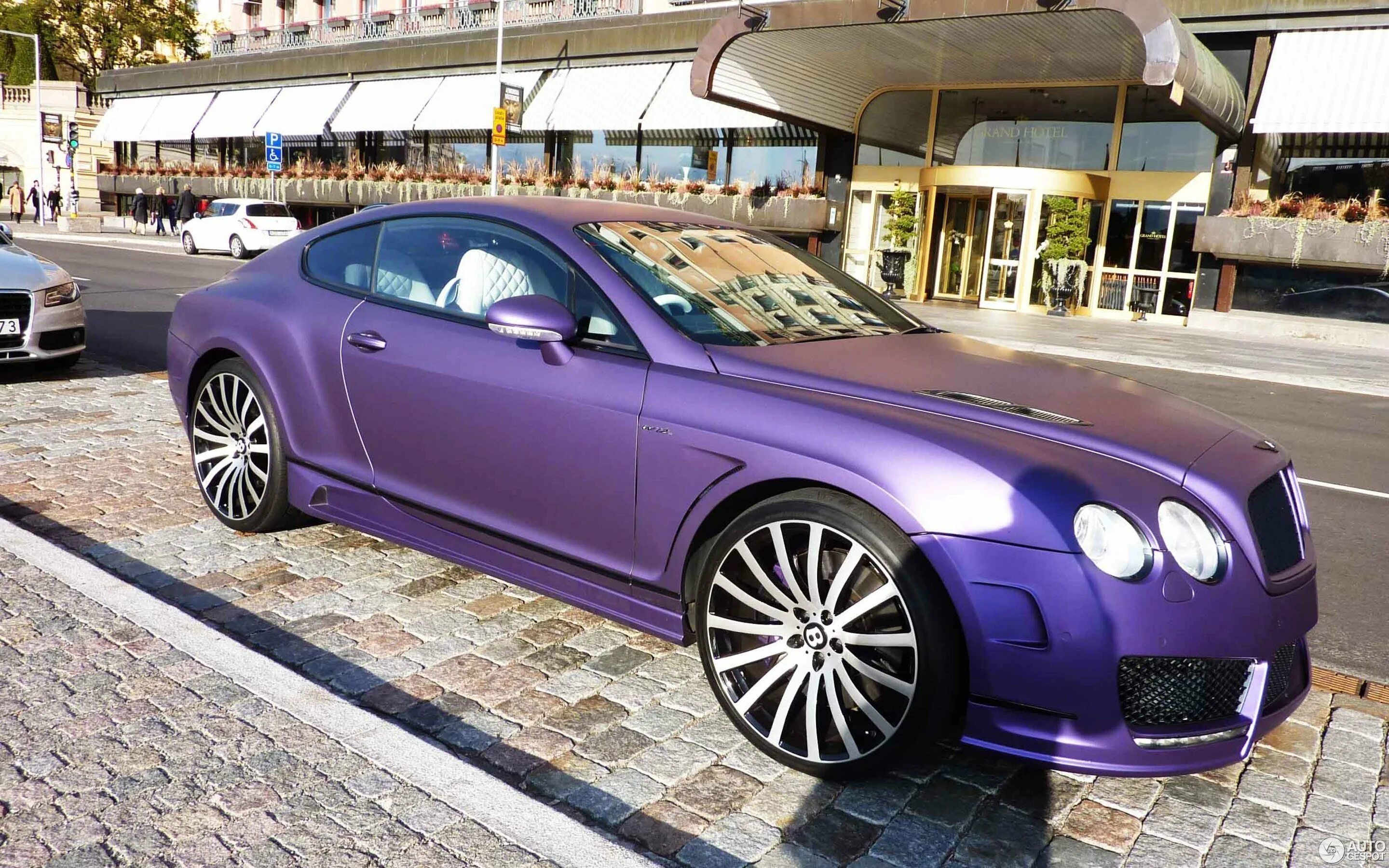 Цвета машин и действия. Фиолетовые Бентли Континенталь ГТ. Bentley Continental gt Purple. Bentley Continental gt 2022 фиолетая. Bentley Continental gt фиолетовый.
