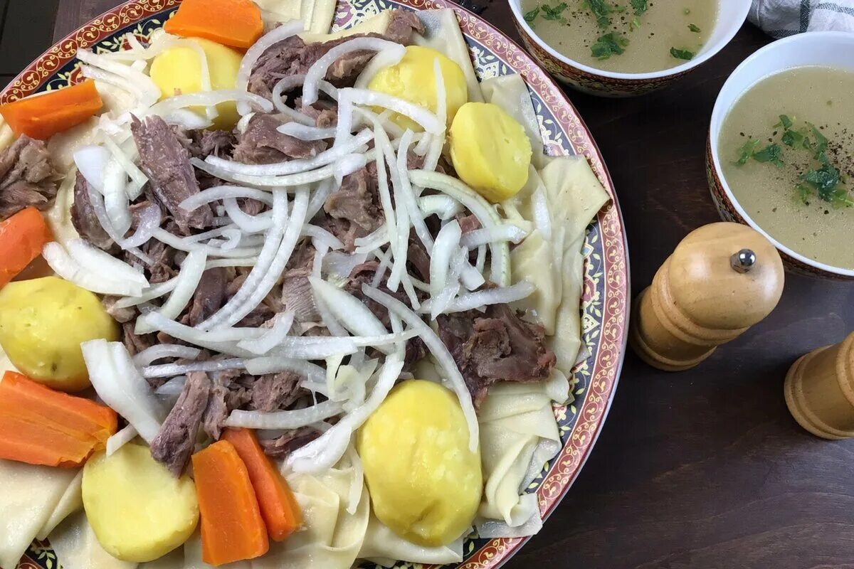 Как правильно едят бешбармак. Бешбармак кушать. Бешбармак. Бешбармак. Как правильно едят бешбармак.