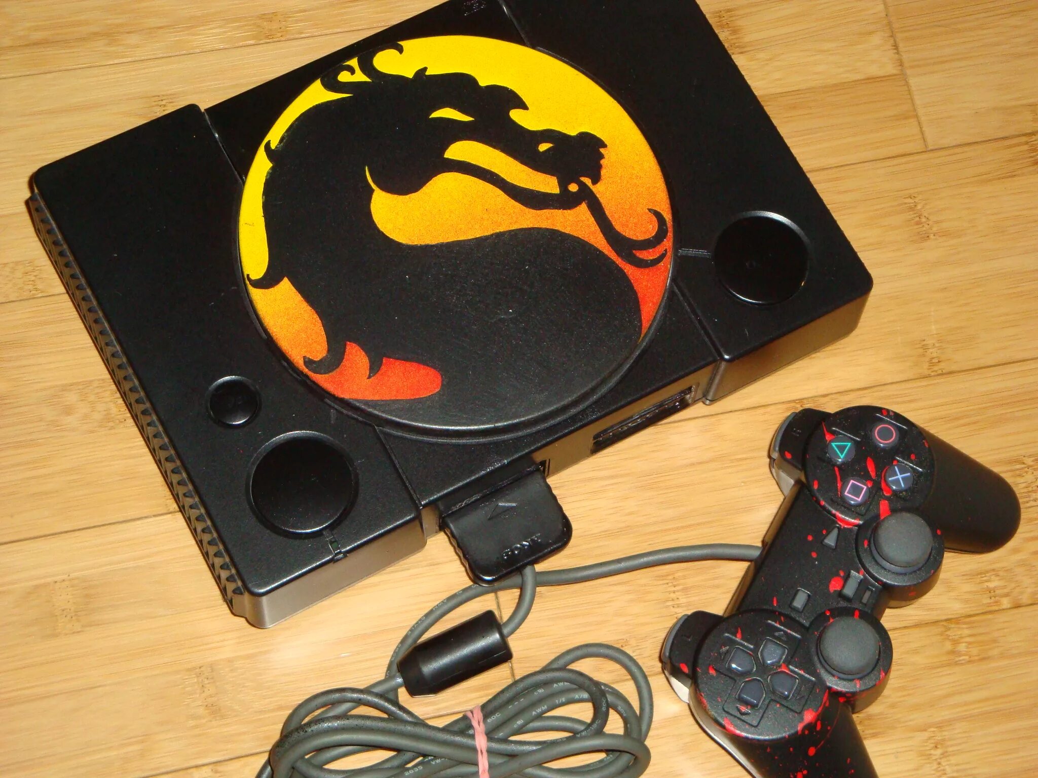 Mortal kombat sony playstation 1. Mortal Kombat Sega приставка. Игровая приставка плейстейшен 3 мортал комбат. Кастомные PS 5 Mortal Kombat. Мортал комбат пс1.