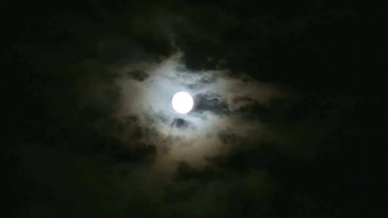 Светлый перед луны. Облака вокруг Луны. Тучи вокруг Луны. Облака встают вокруг Луны. Ужасная Луна.