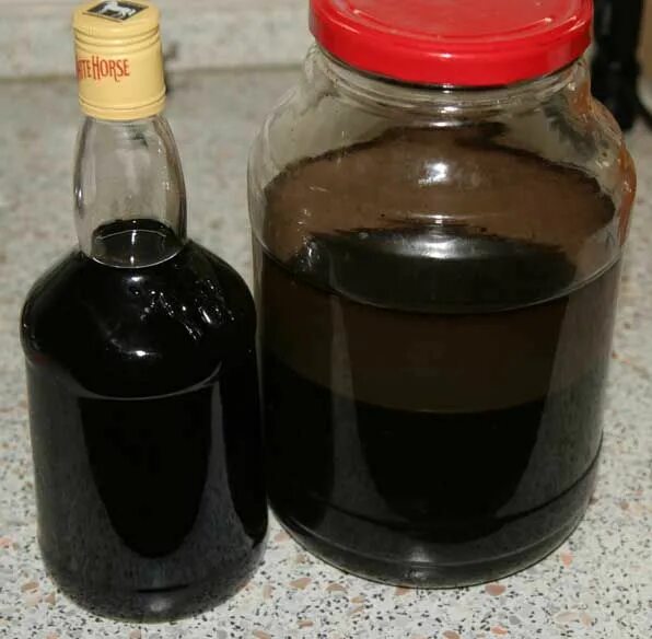 Настой на неделю. Настой из мяты. Настой. Мяты экстракт. Черный самогон.