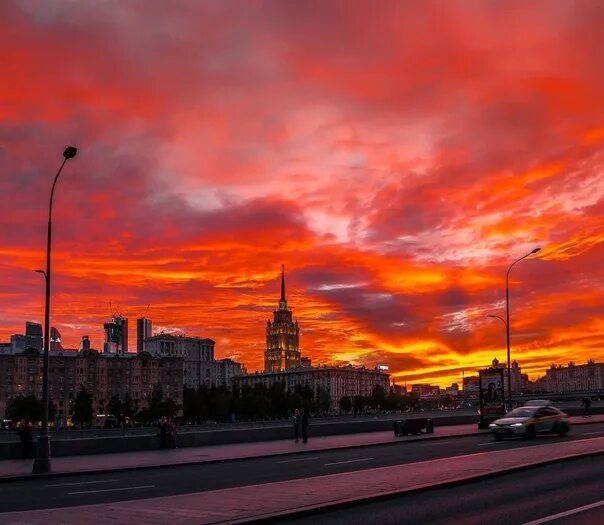 Закат над Москвой. Красный закат Москва. Кровавый закат в городе. Красное небо над Москвой.