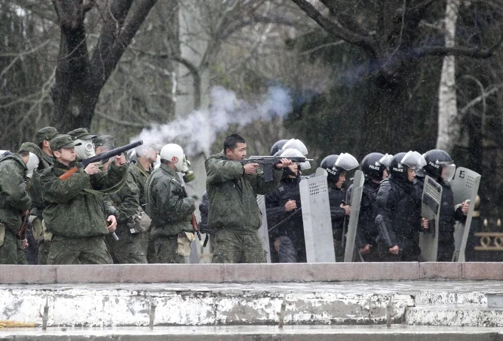 Киргизии 2010. Революция кыргызстан 2010. апрельская революция в кыргызстане 2010. 7 апреля 2010 бишкек штурм.