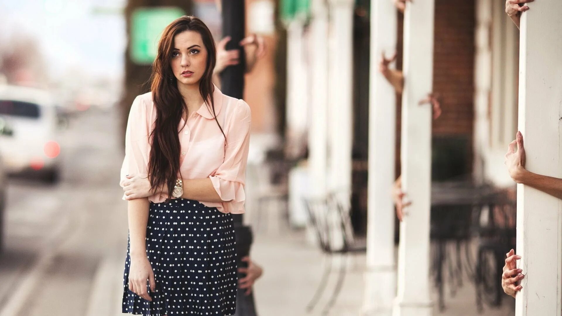 Девушка в платье рубашке. Dress shirt girl. Ксения дели фото. Аннабель флер кружевные платья. Летние образы.