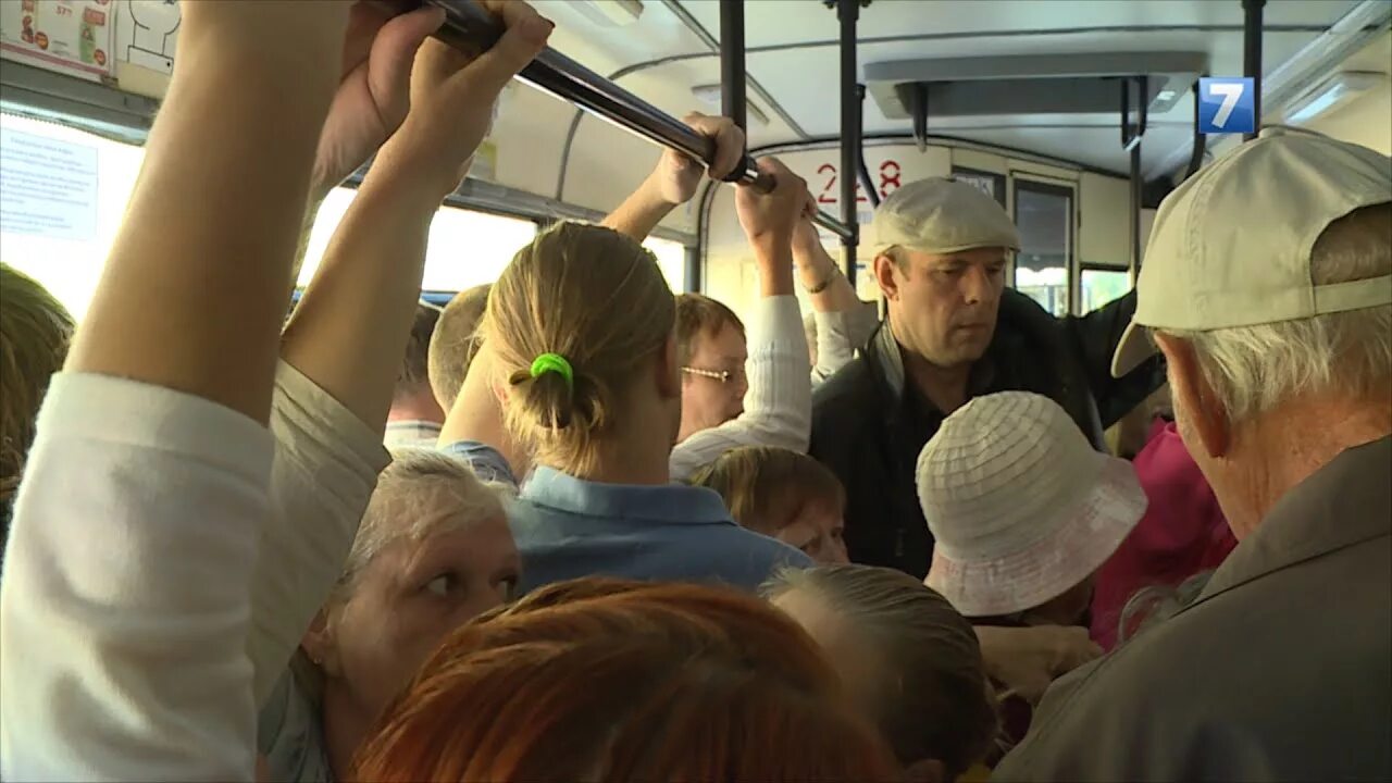 Толба люднц в автобему. Толпа в автобусе. Толпа людей в автобусе. Общественный транспорт толпа. Много народу в автобусе