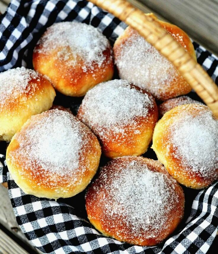 Sweet buns. Булочка с посыпкой. Воздушные булочки с посыпкой. Булочки с кондитерской посыпкой. Булочка с посыпкой сверху.