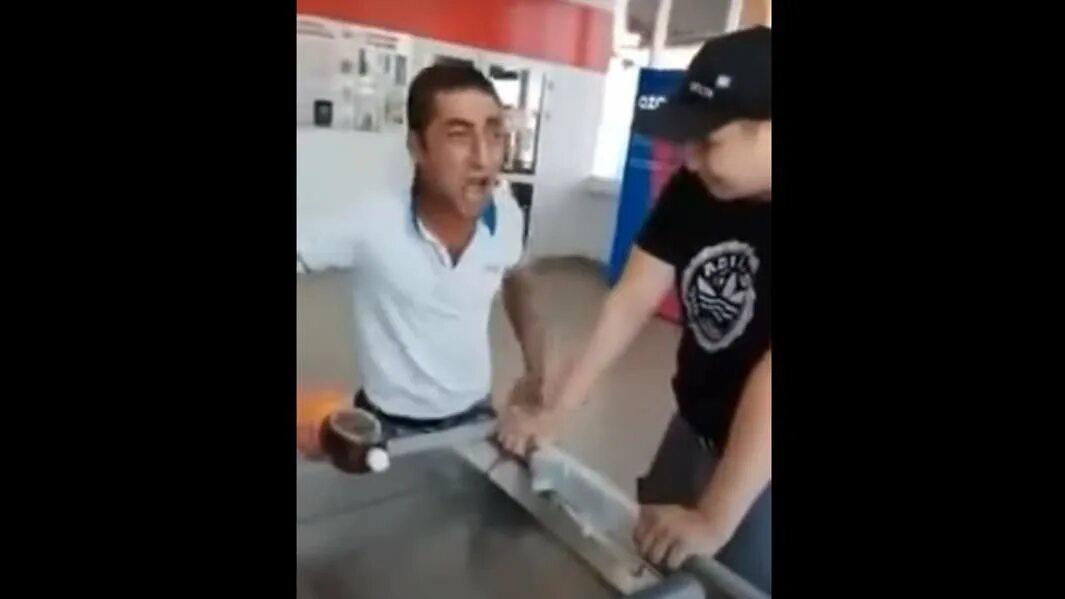 охранник вырубил мужика на каблуках. может ли охранник магазина задержать. гиви охранник в супермаркете фото. может ли охранник магазина задержать. может ли охранник магазина задержать.