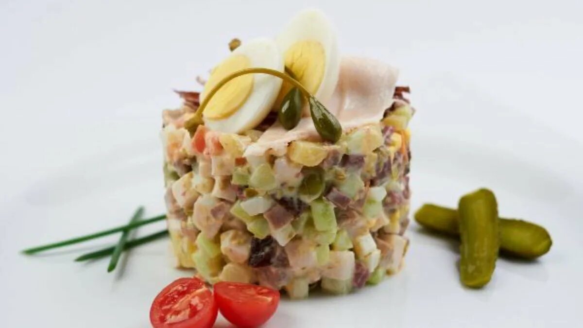 Оливье с мясом и солеными. Салат столичный классический. Салат столичный с курицей. Салат оливье с говядиной. Салат оливье с говядиной.