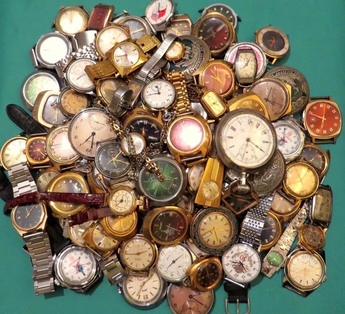 Сдать часы обратно. Старые наручные часы. Советские часы. Старинные ручные часы. Старые советские часы.