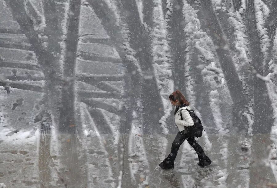 Ведь жизнь бежит что снег. Человек идет по ломкому снегу. Dry Snow and wet Snow.