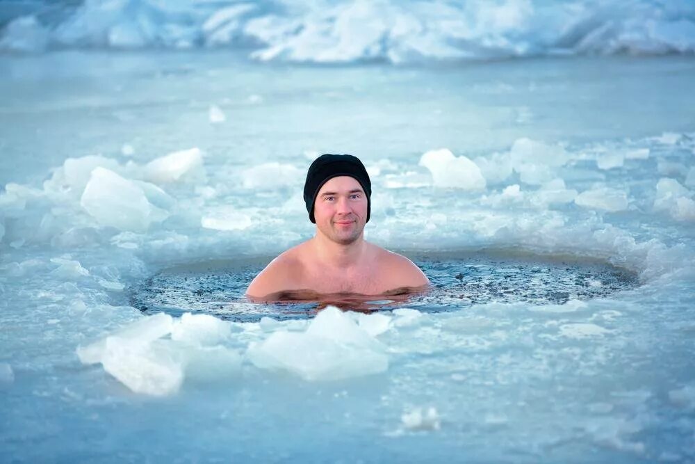 Окунание в прорубь закаливание.. Крещенские купания моржи. Моржевание закаливание. Купание в ледяной воде. Чувствительный к холоду з