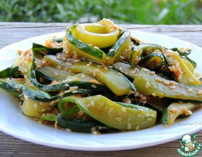 Салат из жареных огурцов с луком