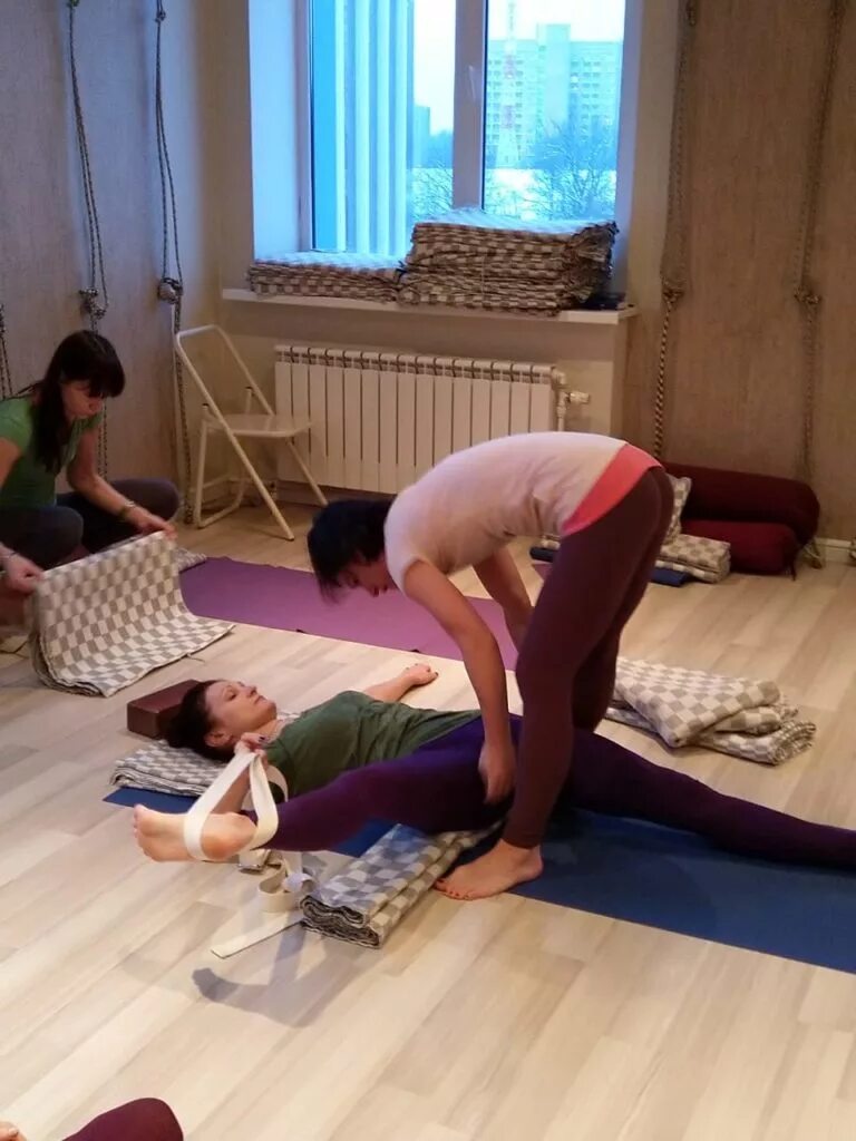 Раскрытие тазобедренного упражнения. Йога для раскрытия тазобедренных суставов. yoga dlia tazabedrenovo sustava. йога раскрытие таза. упражнения на раскрытие тазобедренных суставов.