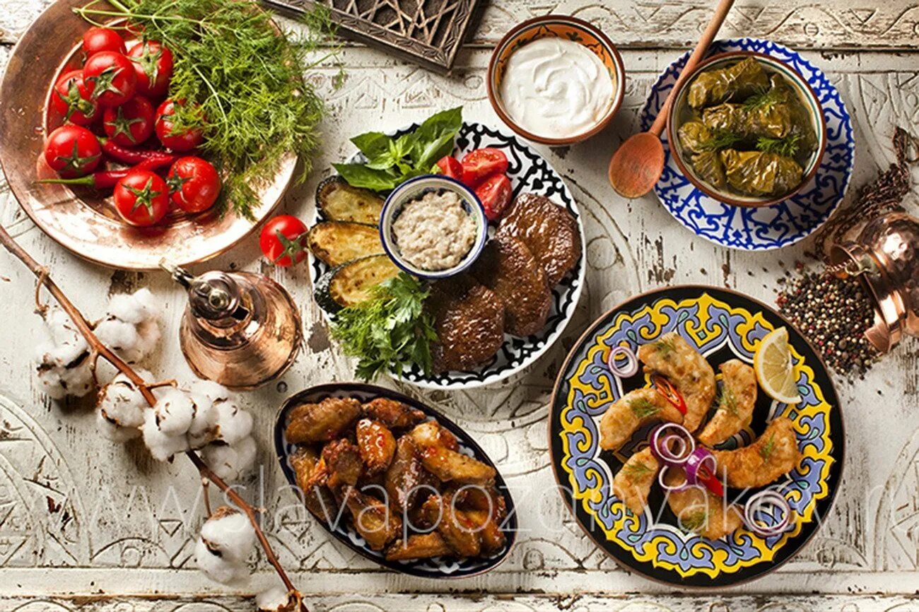 Восточная кухня дастархан. Узбекская кухня дастархан. Миллий таомлар фон. Восточные блюда на столе