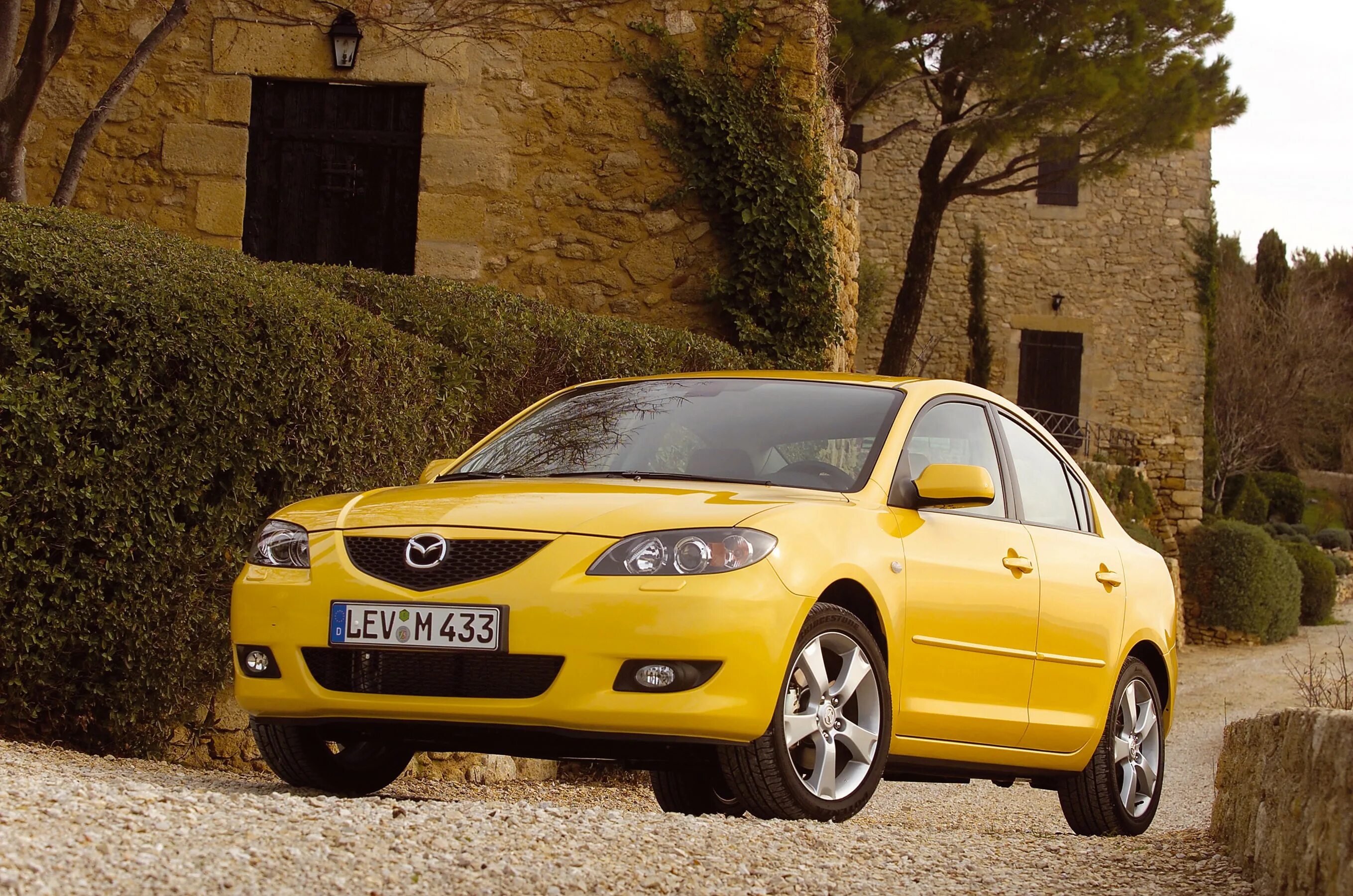 Машин маш 3. Мазда 3 2004 седан желтый. Мазда 3 желтая седан. Mazda 3 седан 2003. Мазда 3 седан 2004.
