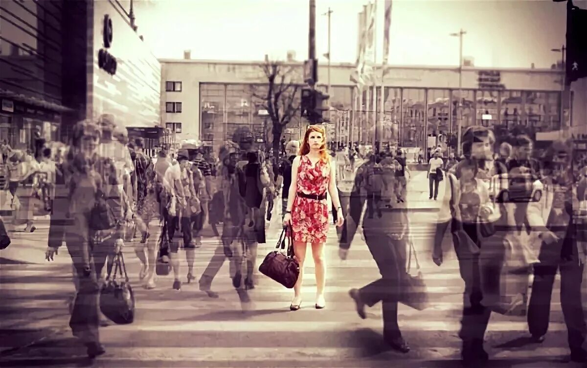 Прохожие улыбались вслед