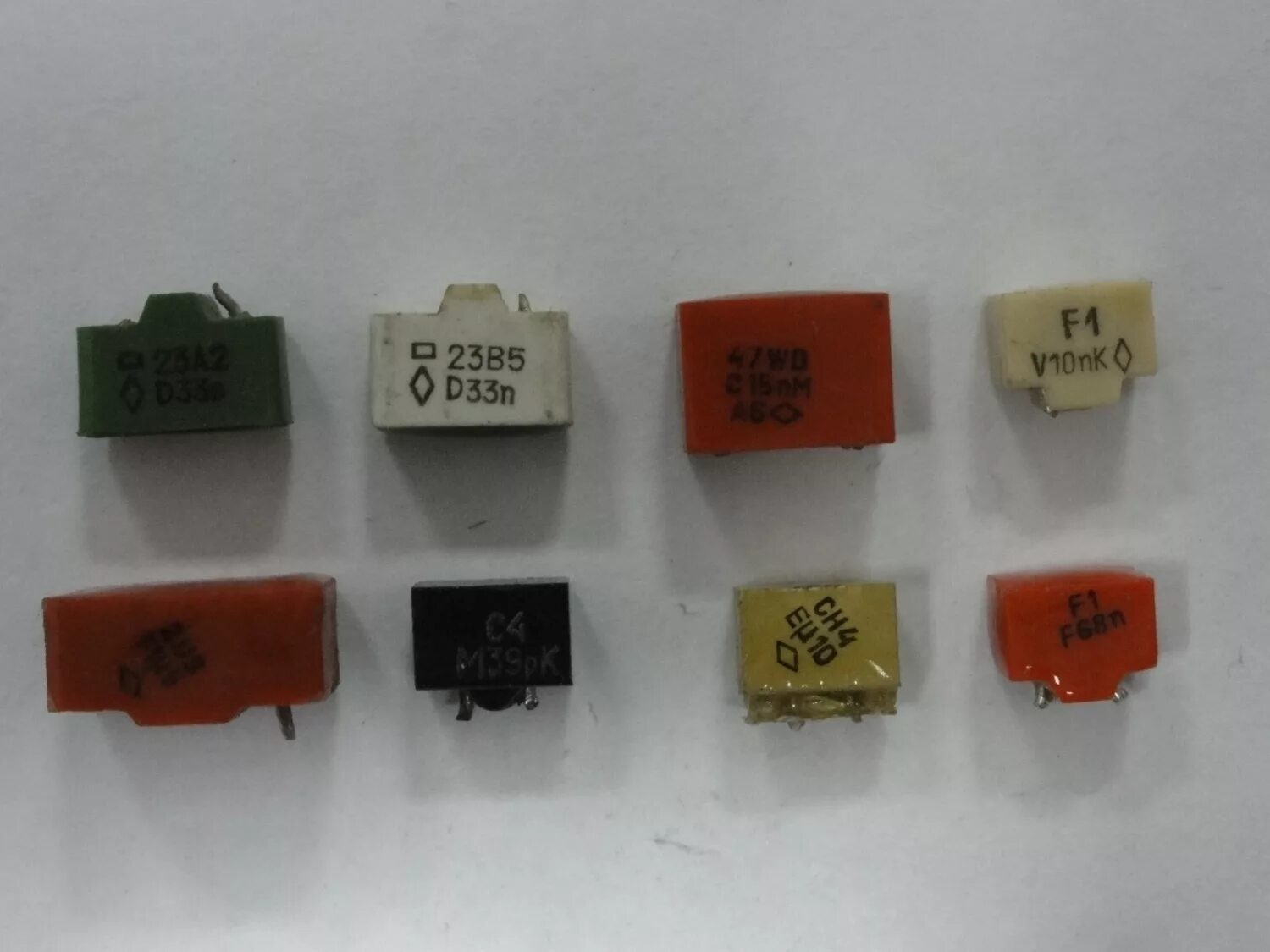 Конденсатор к10 23 н30. 2 n 33. Конденсаторы км6 рыжие м750. Конденсаторы м47 зеленые. 0 047 мкф конденсатор маркировка.