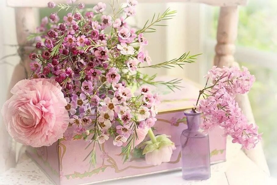 Нежные цветы поздравление. Нежная Цветочная композиция. Красивый нежный букет. Нежный букет цветов на день рождения. Стильные цветы.