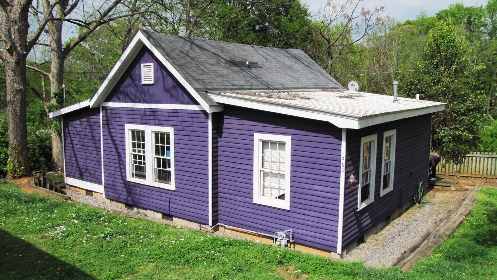 Покрасить дом на даче цвета. Тиккурила Винха 2674. Фиолетовый дачный домик. Сиреневый дачный домик. Фиолетовый деревянный дом.