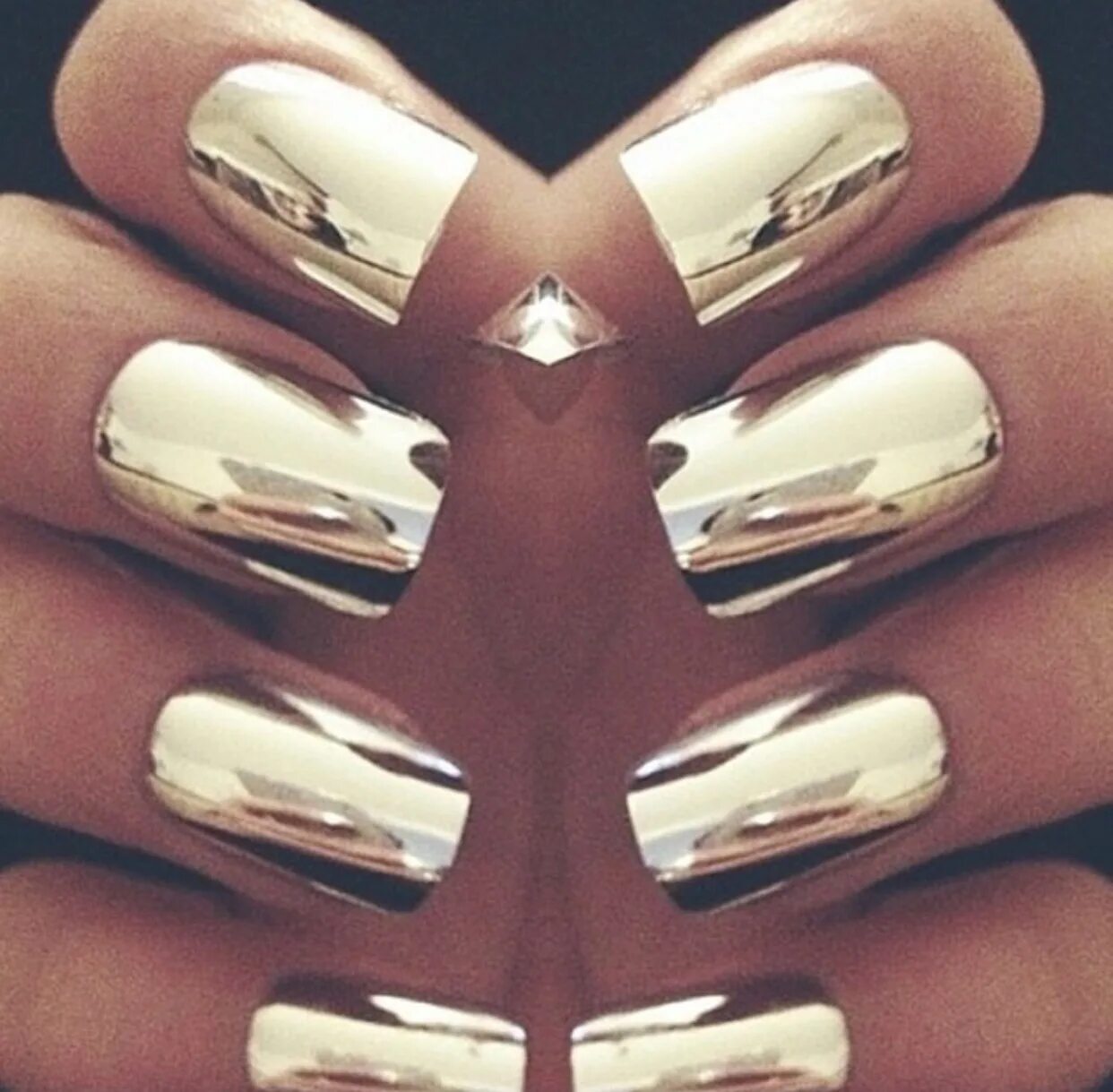Зеркальный дизайн ногтей. Зеркальные ногти. Зеркальный золотые ногти. Хромированные ногти. Маникюр металлик.