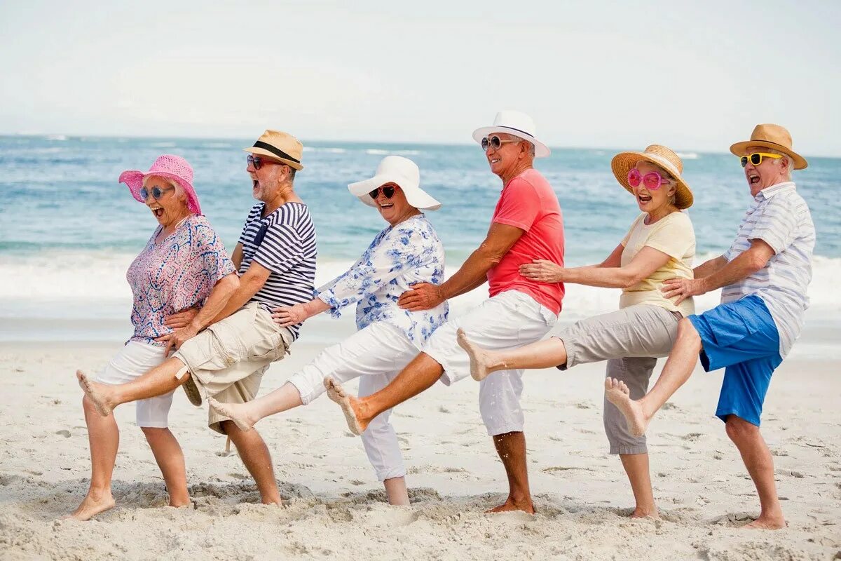 Хорошо жить за границей. Пенсионеры на отдыхе. Пожилые люди на море. Веселые пенсионеры. Пожилые люди на пляже.