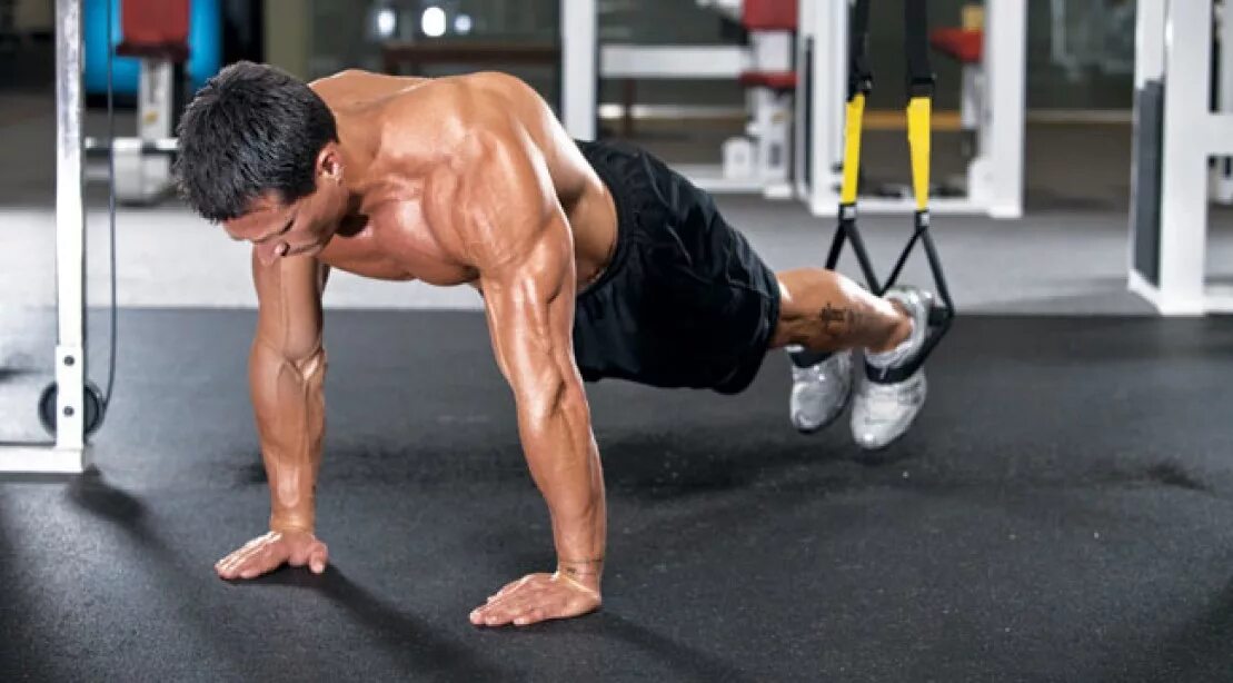парень отжимается. отжиматься от пола. берпи кроссфит. силовые отжимания. плиометрические отжимания.