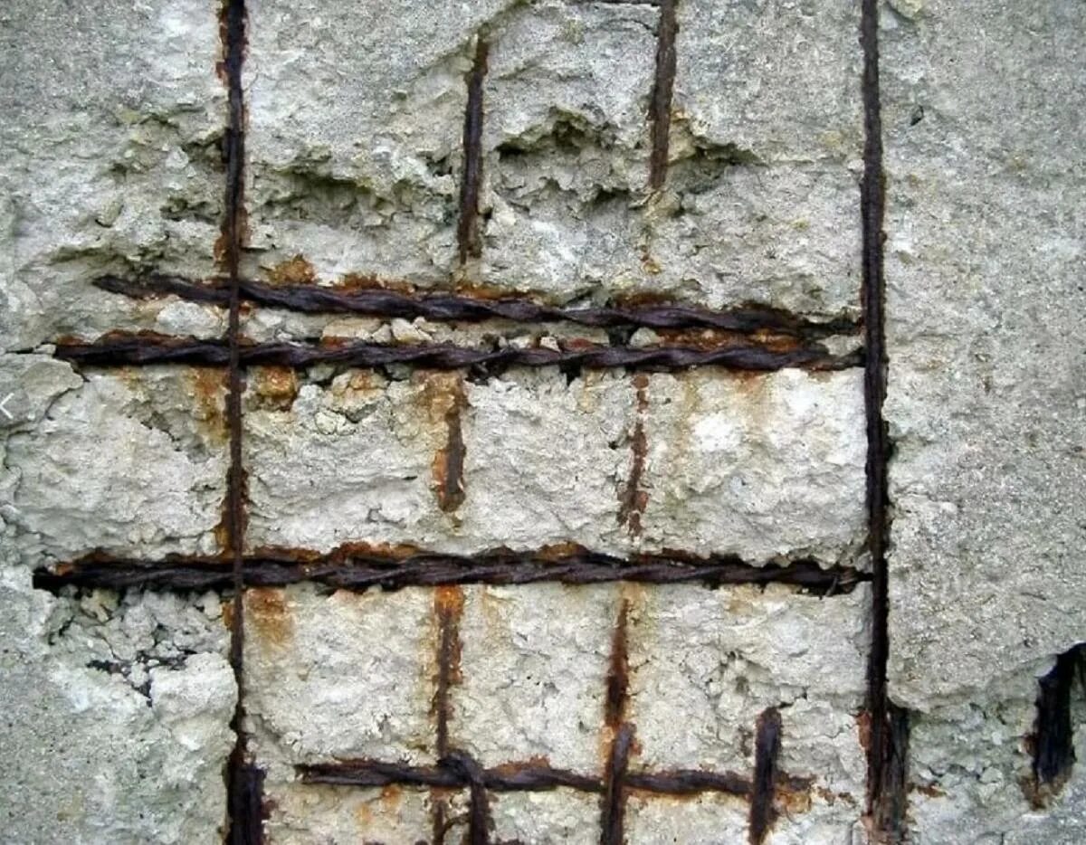 Карбонизация арматуры в бетоне. Коррозия выщелачивания бетона. Разрушение защитного слоя бетона с оголением арматуры. Электрокоррозия бетона. Следы трещины