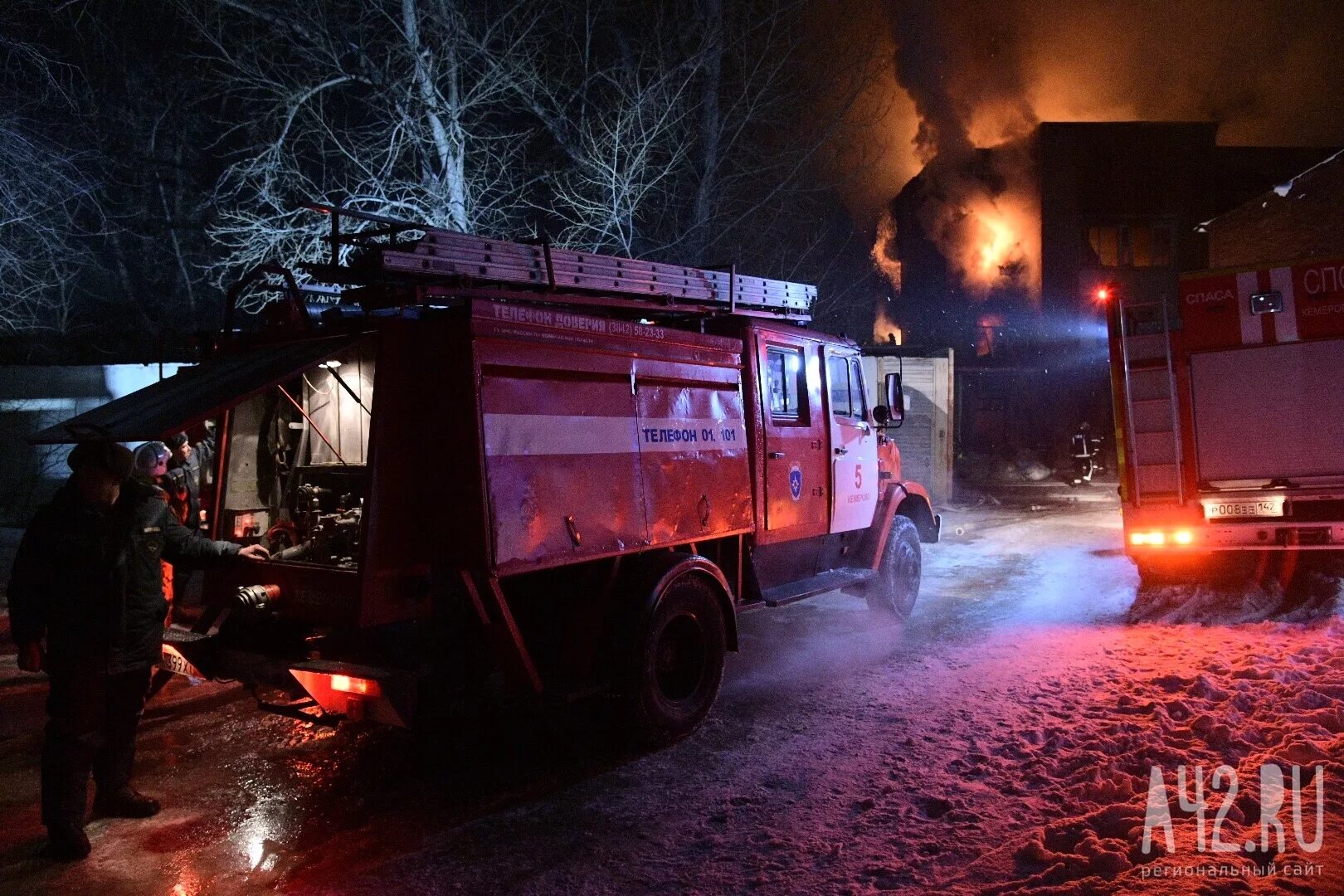 Пожарные в Кемерово. Пожар в Кемерово. Пожар зимой. Пожарные зимой. Какого числа сгорела зимняя