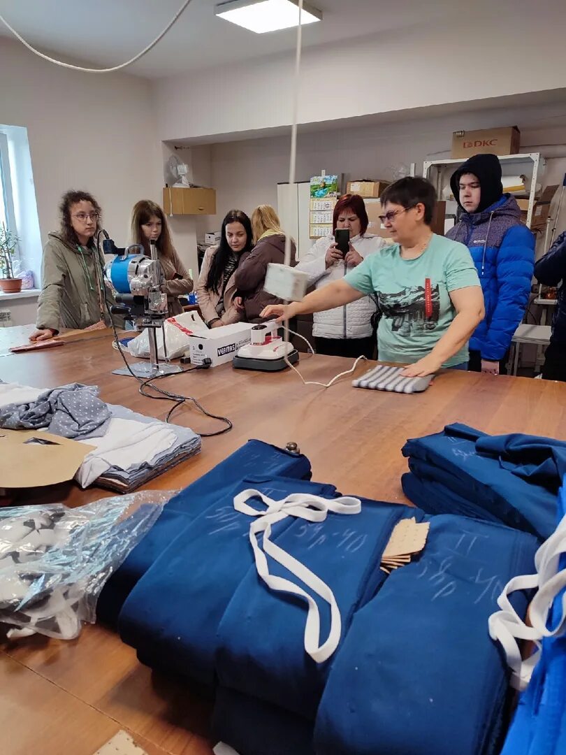 профессии. швейная фабрика егорьевск. скопинской швейной фабрики магазин. фото швеи универсал. швея таджичка.