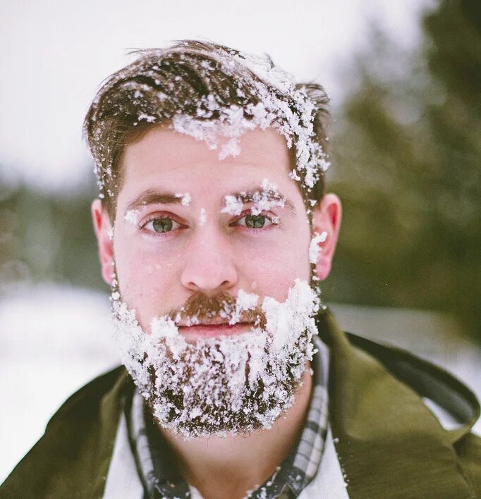 Иней на бороде. Мужчина с бородой зимой. Сосульки на усах и бороде. Бородатые парни зимой.