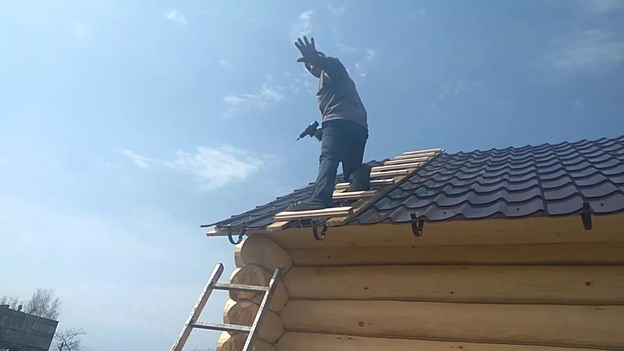 Кроем крышу железом. Крыть крышу. Крыша крытая тесом. Ремонт крыши сруба. Кроем крышу в бани.