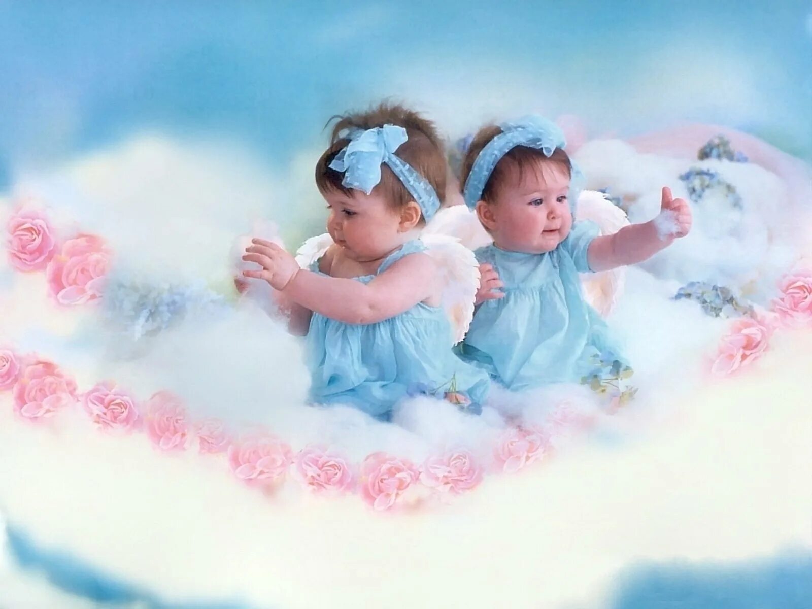 С рождением сестренки картинки. Красивые малыши. Открытки с днём рождения двойняшек девочек. Открытки с днём рождения близняшек. С рождением близняшек.