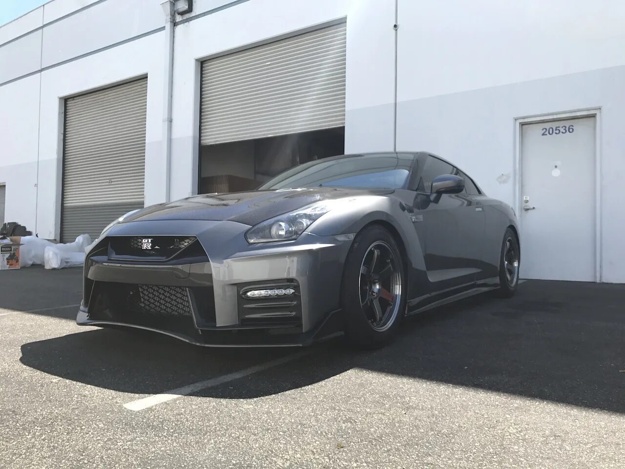 Special tuning. GTR r35 2017 Tuning. Ниссан карбон. Nissan gt-r лифт подвески. GTR 35 картон.