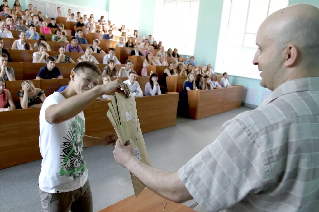 Какие экзамены сдают в техникуме. Вступительные экзамены. Экзамен в вузе. Поступление в вуз. Вступительные экзамены институт.