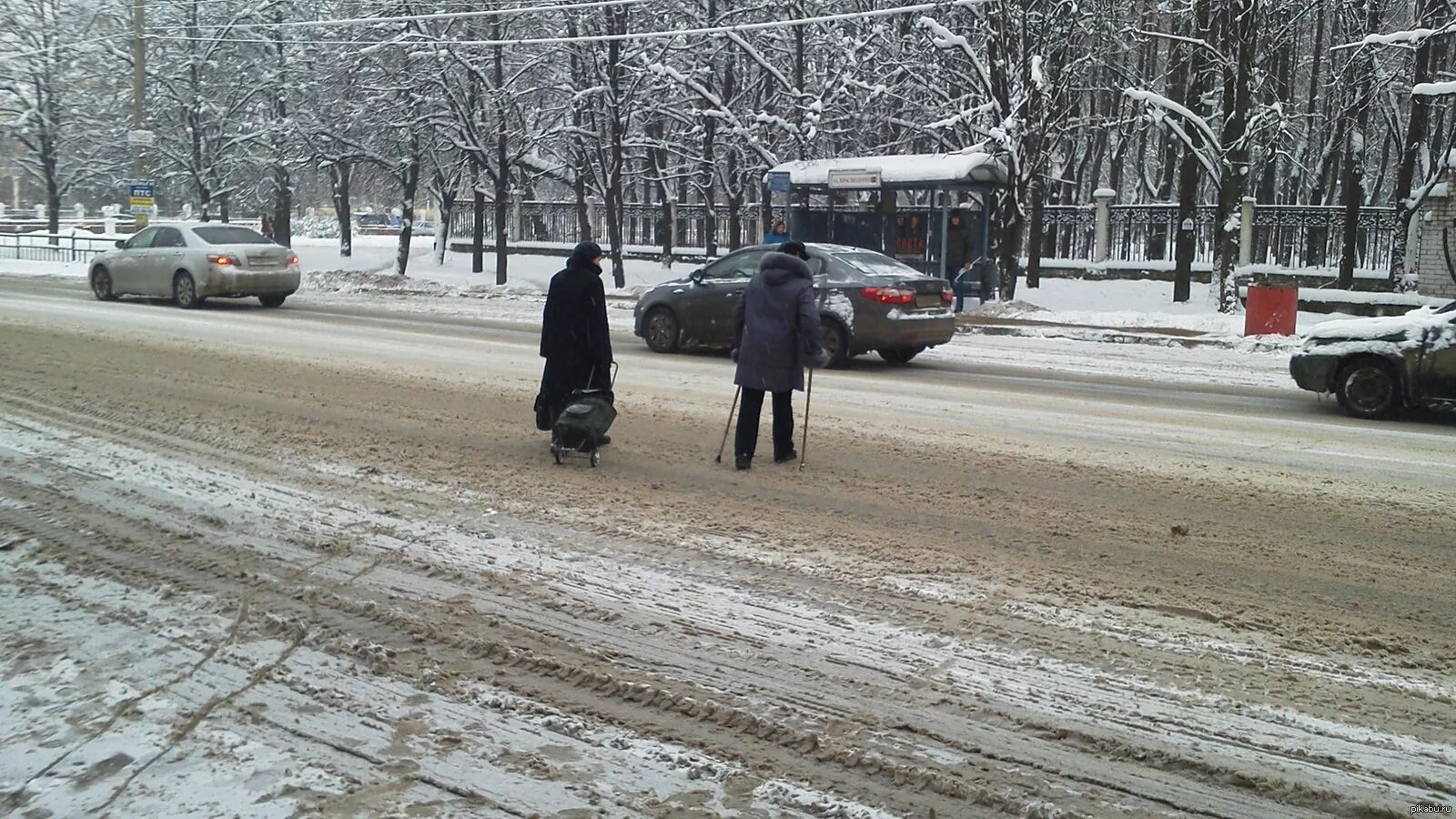 Пешеход зима. Перебегает дорогу в неположенном месте. Пешеходы зимой на дороге. Бабушка переходит дорогу зимой.