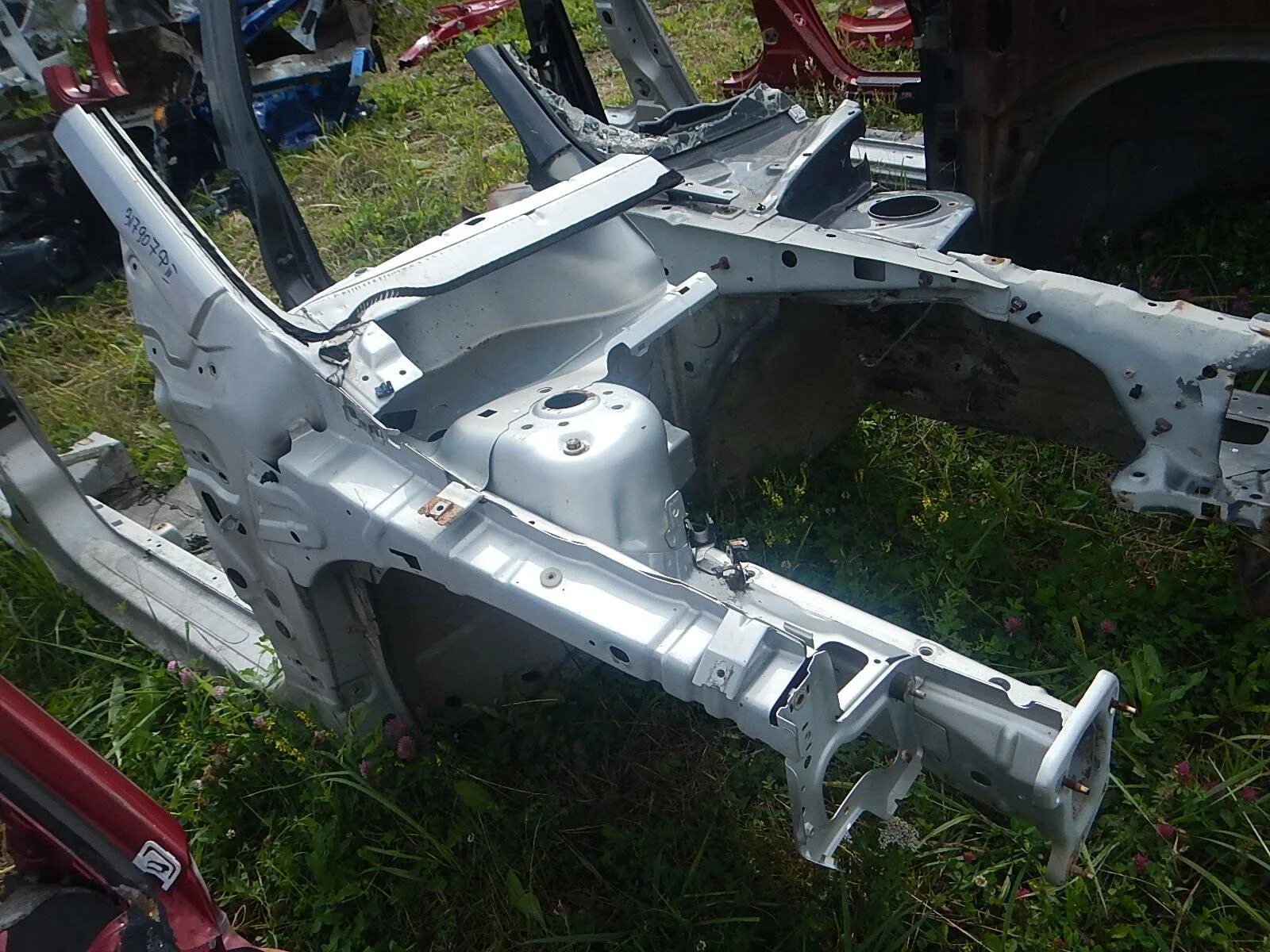 Где находится лонжерон. Лонжерон у джипа. Лонжерон галант. Лонжерон в машине. Лонжерон 3108.