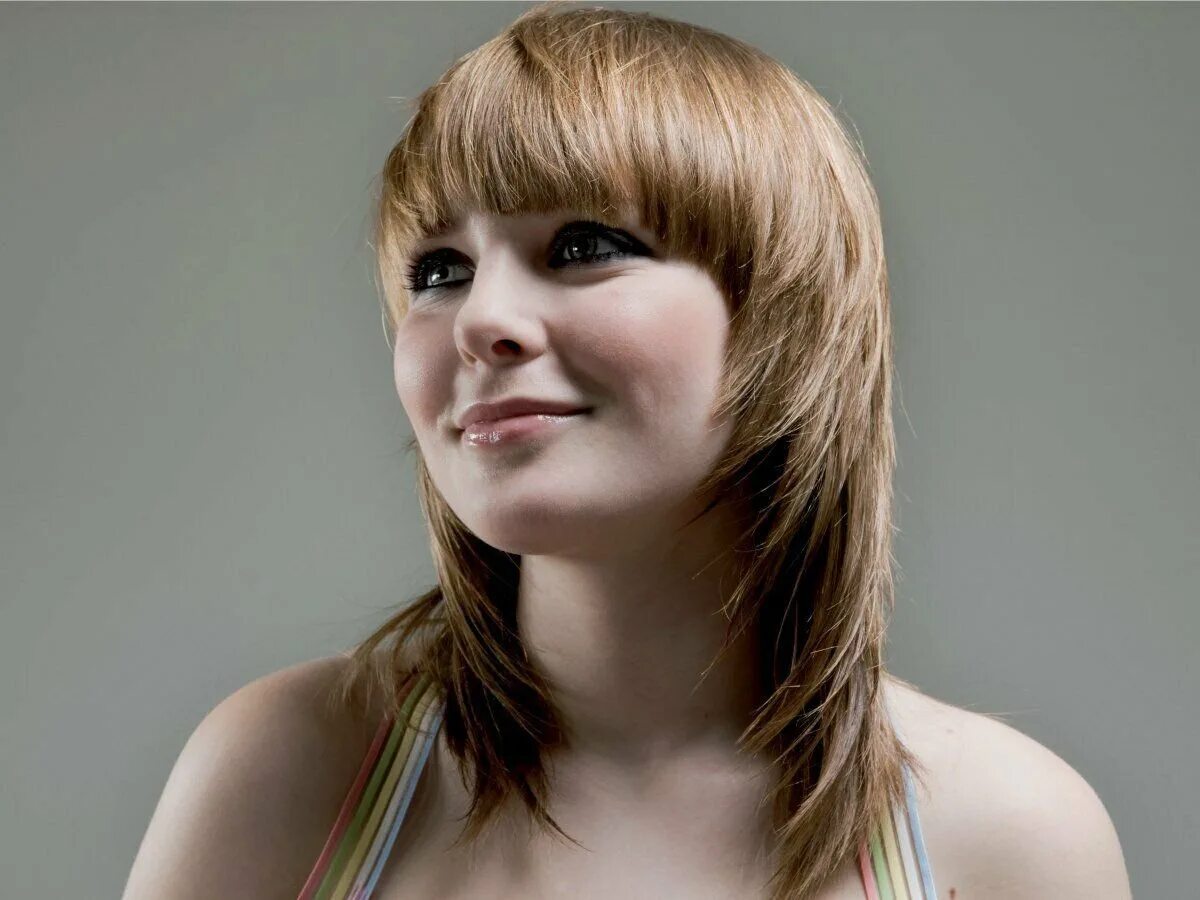 Стрижки с челкой для полных женщин. Стрижки с челкой для полных женщин. Стрижка боб каскад каскад на короткие волосы. Стрижки для полненьких. Стрижки с челкой для полных женщин.