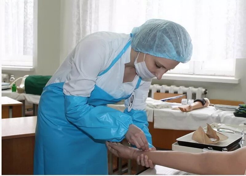 Работа медсестры в гродно. Гродно медсестра детской поликлиники. что делает перевязочная медсестра. больница равна мед. труд медсестры фото перевязки.