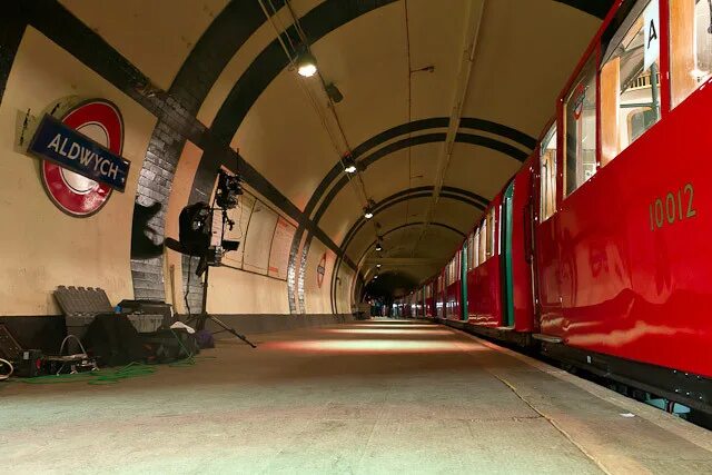 Re station. Станция Олдвич Лондон. Андеграунд Стейшен Лондон. Станции призраки лондонской подземки. Реконструкция лондонского метро.