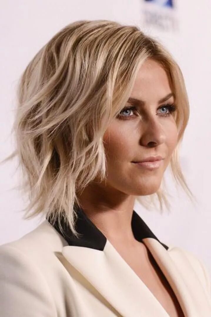 Градуированный месси боб каскад. Лонг боб 2021. Каскад на средние волосы с челкой. Стрижка шегги на средние 2022 без укладка. Стрижка 2024 на средние волосы без укладки.