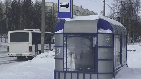 Девушка на остановке ждет автобус