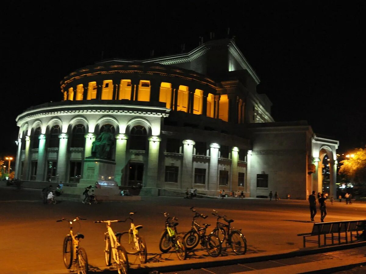 Ереван киев. Театр оперы Ереван. Ереванский оперный театр ночью. Ереван кий оперный театр. Ереванская опера ночью.