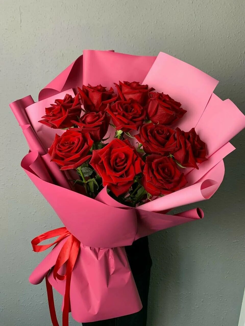 Букет роз. Букет из роз с зеленью. Букет алых роз. Алые розы. Шикарный букет алых роз.