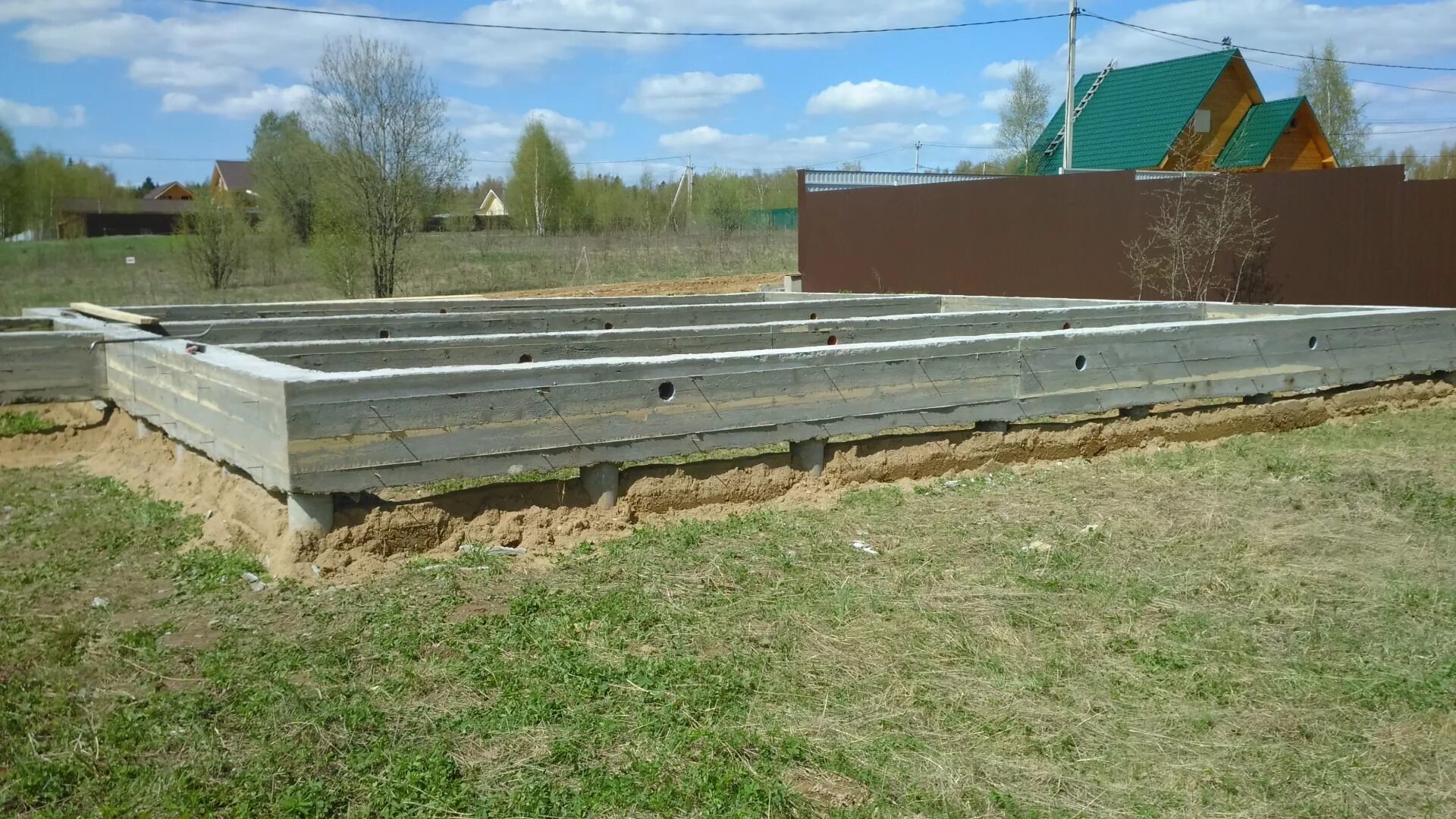 Свайноростверковя фундамент. Фундамент ростверк на сваях. Арматура для ростверка на сваях фундамент для бани. Фундамент свайно ростверковый для дома. Ленточный свайно-ростверковый фундамент.