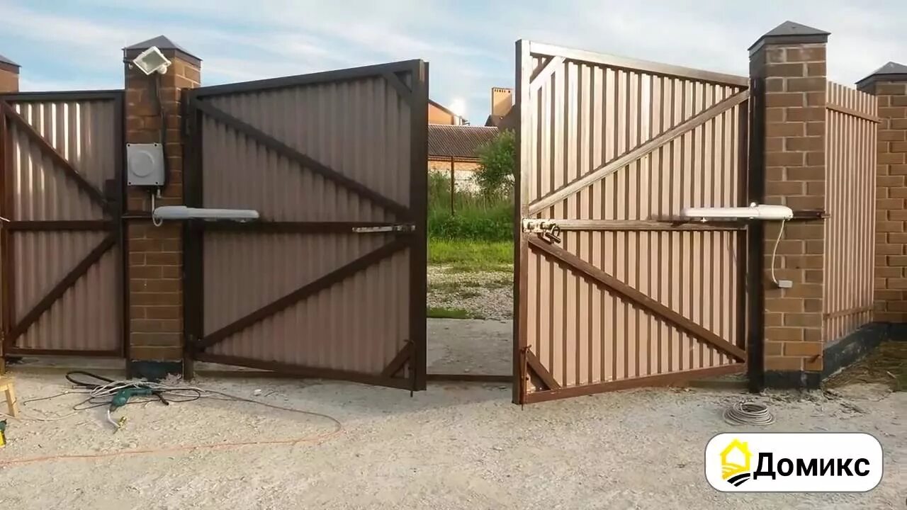 Ворота распашные дачу установкой. Механические распашные ворота открывающиеся наружу. распашные ворота высотой 5 метра с приводом. укрепить ворота. 6 метровые ворота.