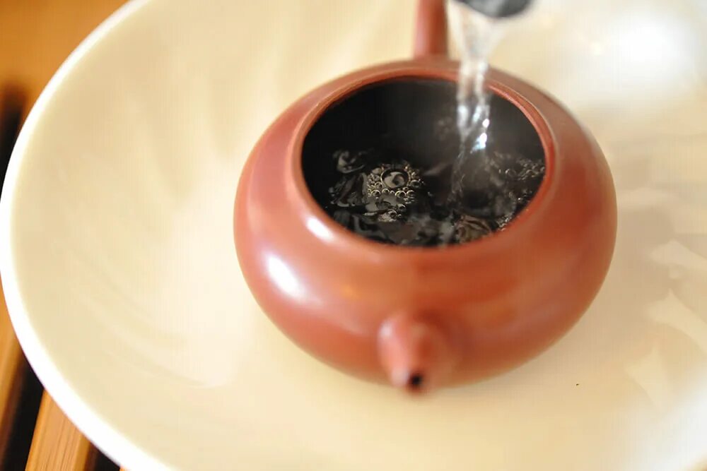 Заварка фото. Заварка чая. Приготовление китайского чая. Чайная церемония пуэр. Чайник для китайского чая.